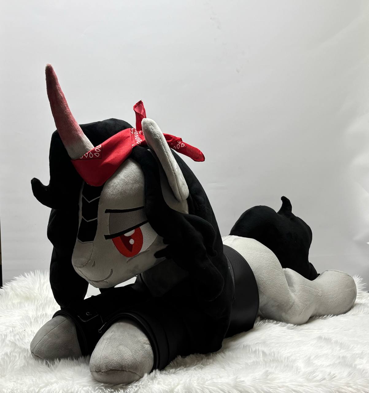 90cm / ~35.5inch Husbando-sized Sombra with removable leather jacket.