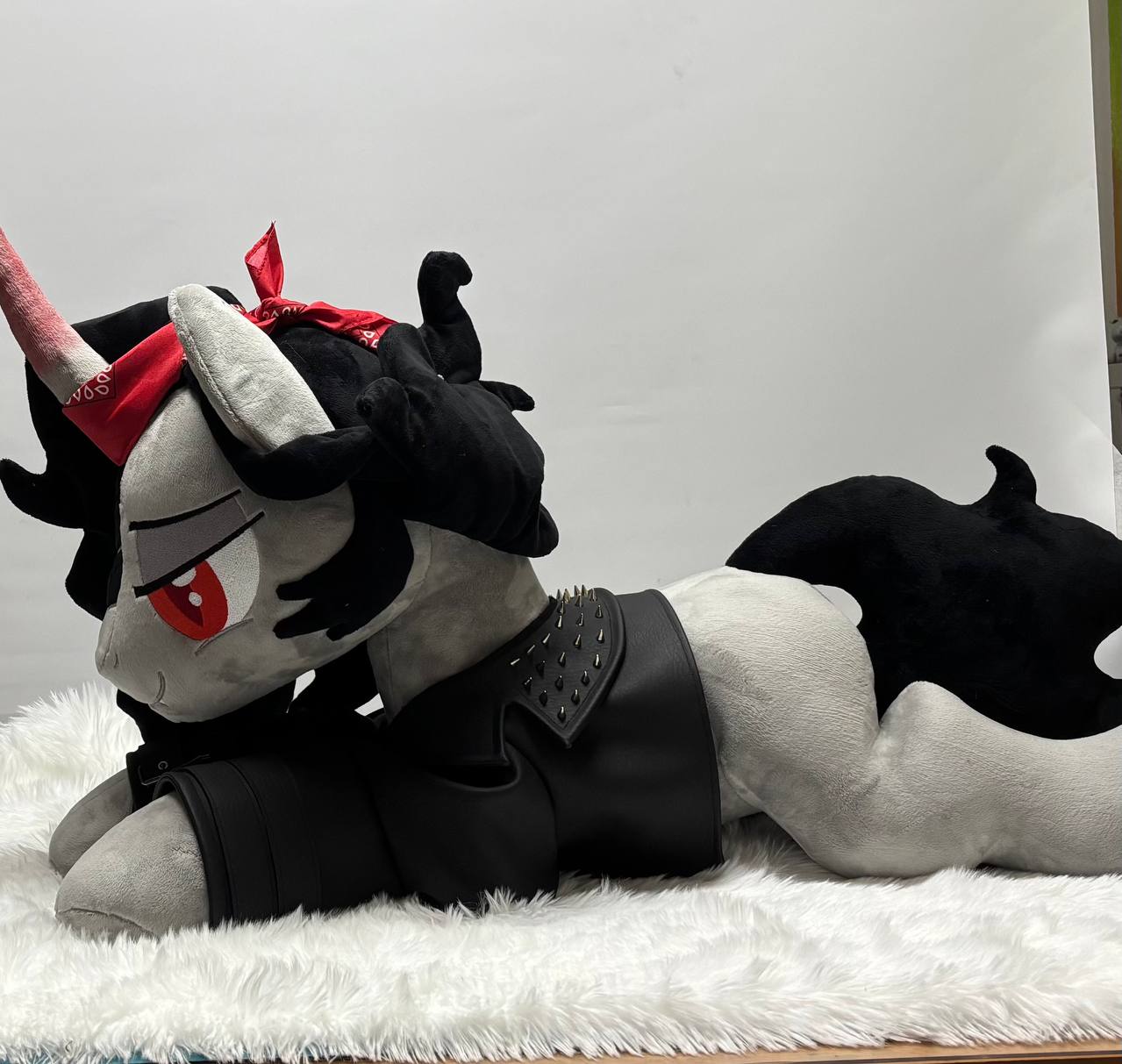 90cm / ~35.5inch Husbando-sized Sombra with removable leather jacket.