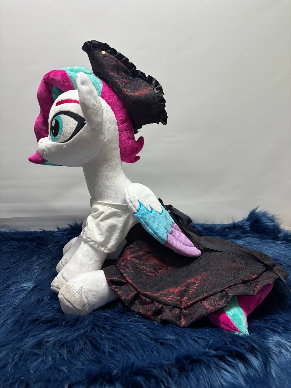 50cm / ~19.5inch Huggable Zipp with removable Clothes.