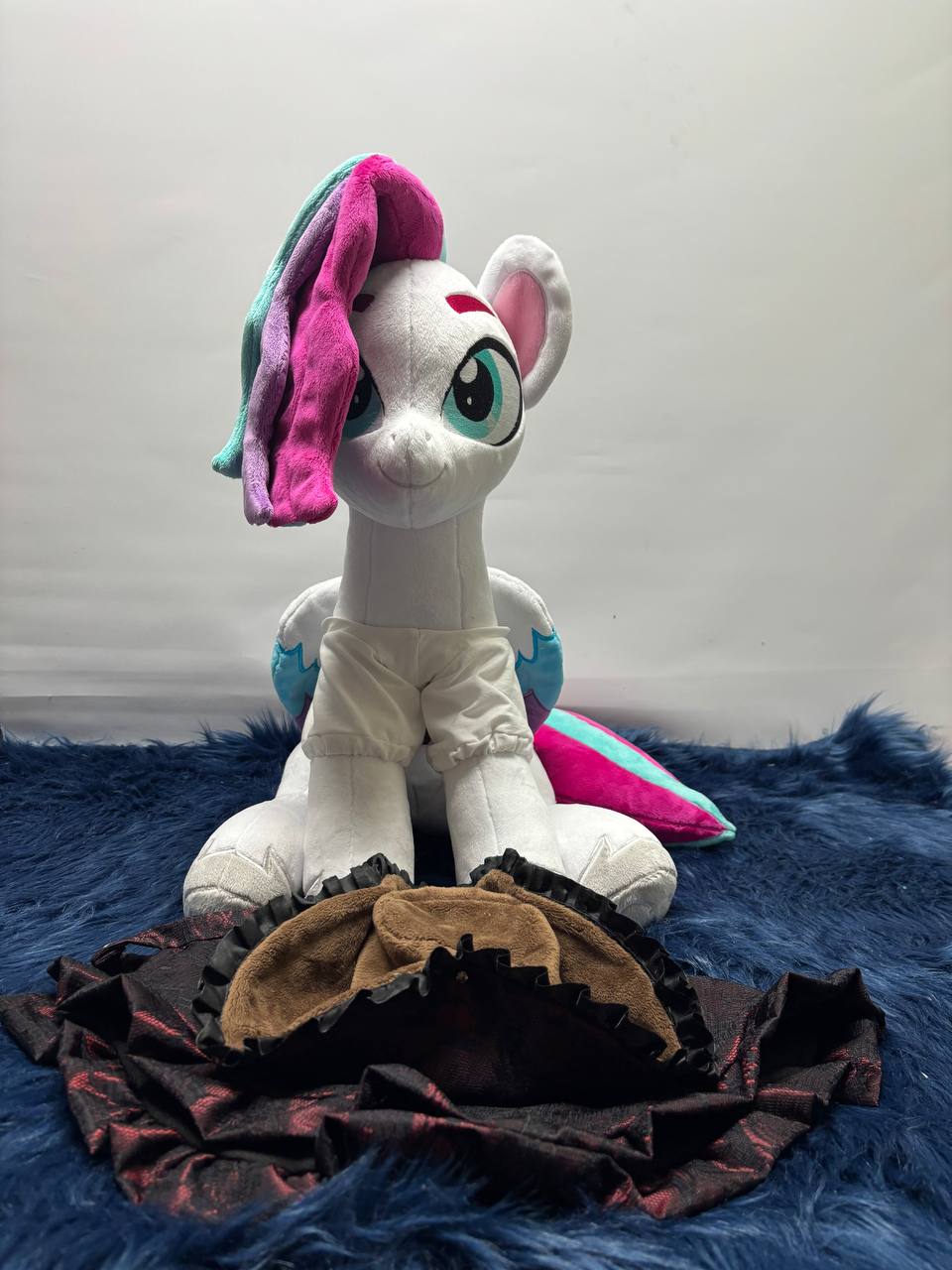 50cm / ~19.5inch Huggable Zipp with removable Clothes.